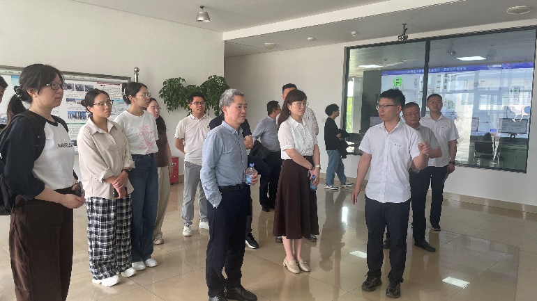 一群人站在室内合影AI 生成的内容可能不正确。